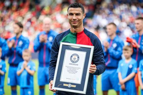 Guinness World Records Riecco Cristiano Ronaldo Soldi A Valanga