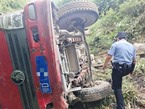 货车不慎翻下15米高坎，建始警民合力开辟生命通道澎湃号·政务澎湃新闻 The Paper