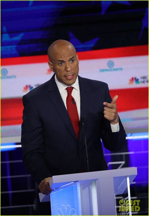 Cory Booker Shares His Viral Photo Meme From Last Night S Debate In Response To Donald Trump Jr