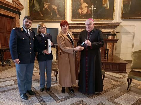 Novara Consegnato Dal Questore Al Vescovo Lolio Del Giardino Della