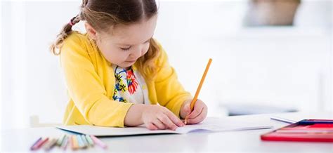 Consejos para ayudar al niño zurdo en el colegio