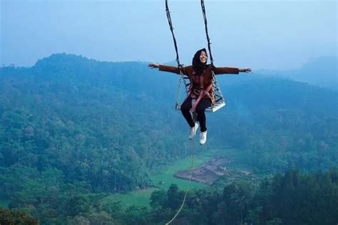 Main Ayunan Di Taman Sih Biasa Ini Dong Ayunan Langit Di Tebing