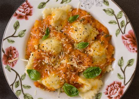 Ravioles De Ricotta Queso Azul Y Nueces Con Salsa De Tomates Mi