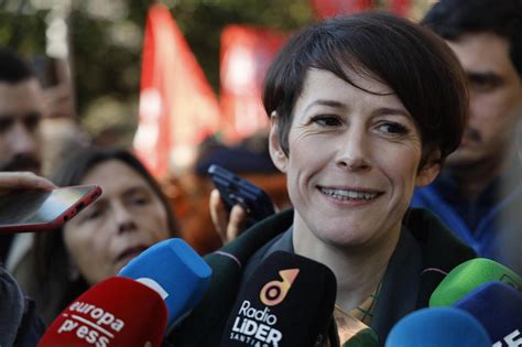 Miles De Personas Toman Las Calles De Santiago En Defensa De La Sanidad