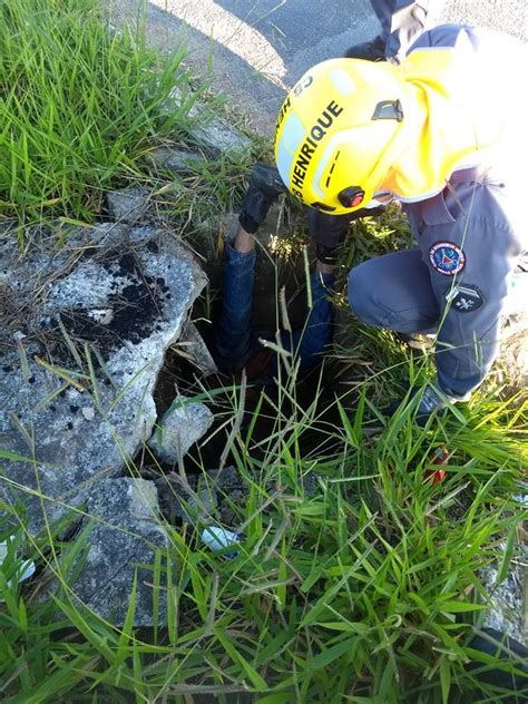 Homem de 61 anos cai em bueiro e é resgatado pelo Corpo de Bombeiros