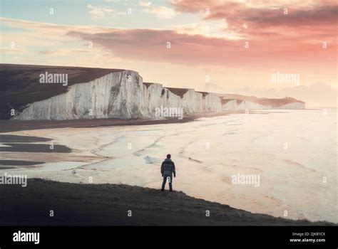 Un Viajero Solitario Mirando Hacia Los Acantilados Blancos De Dover