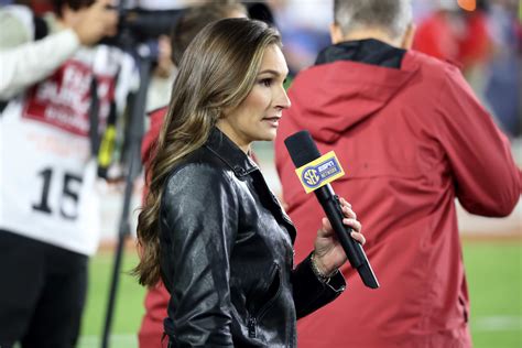 Espn Reporter Called Out For Her Outfit On Thursday The Spun