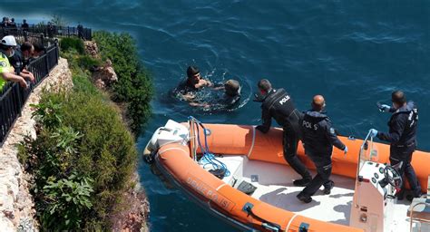 Antalya Da Korku Dolu Anlar Metrelik Falezlerden Atlad Bota