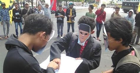 Mahasiswa Jember Demo Tolak Rencana Penambangan Emas Doulos Pusat