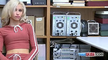 Kiara recibe duro golpe en el coño mientras gime de placer XVIDEOS