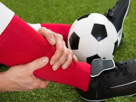 Lesiones deportivas más comunes en el fútbol y su tratamiento Salud180