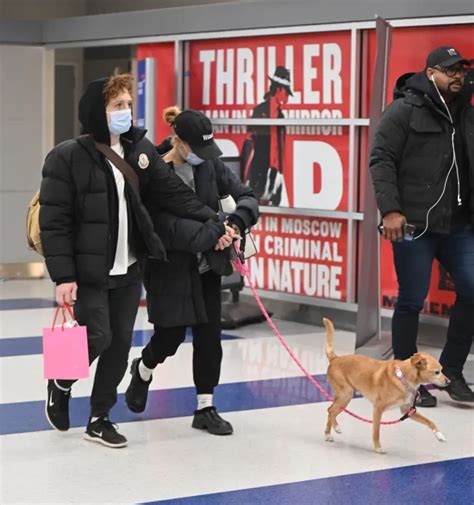 Ariana Grande Y Ethan Slater Se Dan La Mano Y Llevan Regalos En El