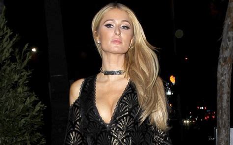 carão e decote explosivo Paris Hilton exibe colar palavrão