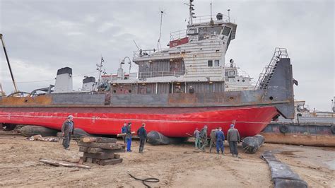 Спуск буксира-толкача РТ- 674 на ролик-мешках производства ООО «НПП ...