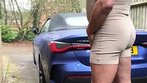 La travestita amatoriale Kellycd2022 sexy milf fa pipì nelle sue piccole mutandine bianche e si