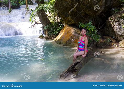 Une Femme En Bikini Belle Heureuse De La Cascade Image stock Image du extérieur mouvement