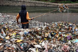 Sampah Di Kali Tarian Kelapa Gading Datatempo