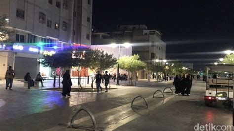 Gemerlap Jalur Pedestrian Masjid Nabawi Quba Malam Hari