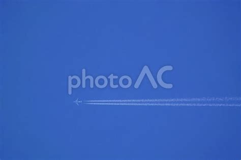 青空にクッキリと描いた、飛行機雲 No 997185｜写真素材なら「写真ac」無料（フリー）ダウンロードok