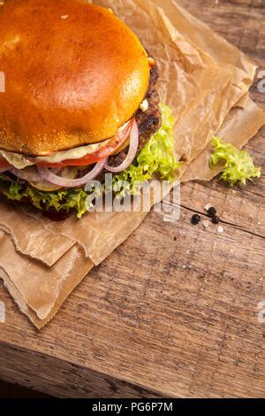 Ern Hrung Fast Food Hamburger Fleischk Se Mit Zwiebeln Gurken Senf