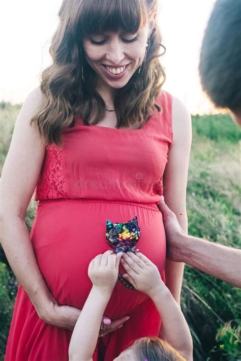 Papa Et Sa Fille Regardent Un Ventre Enceinte La Famille Attend Un