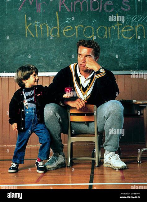 HUGHES,SCHWARZENEGGER, KINDERGARTEN COP, 1990 Stock Photo - Alamy