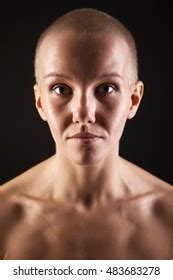 Nude Woman Shaved Head Foto Stock 483683278 Shutterstock