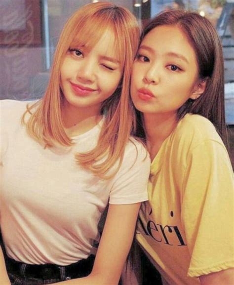 Lisa And Jennie Look Cute Together Blink 블링크 Amino