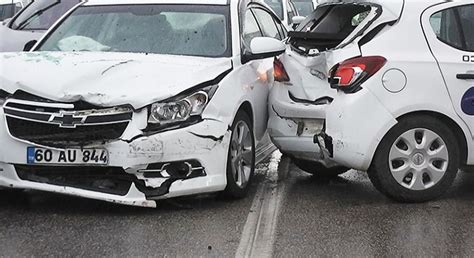 Sürücü adayının kullandığı otomobile arkadan çarptı