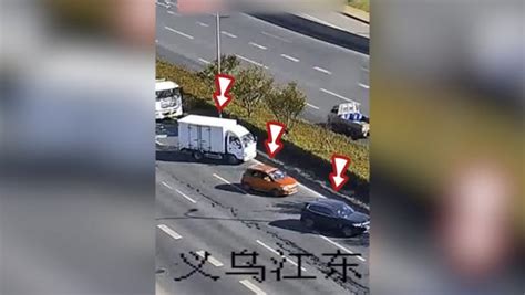 货车追尾侧翻，三辆车“神同步”停下救人 所有人 澎湃新闻 The Paper