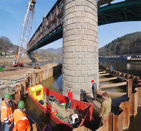 Oprava betonových konstrukcí pilíře železničního mostu v Prostředním