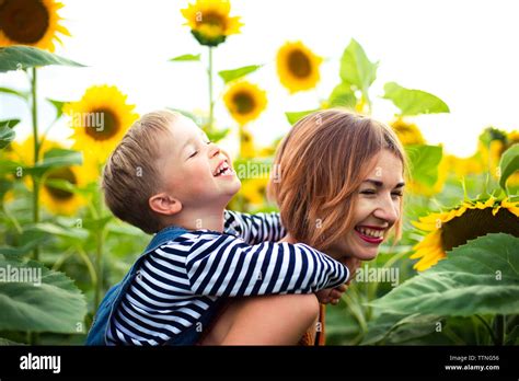 Portant Son Fils Sur Le Dos Banque De Photographies Et Dimages à Haute