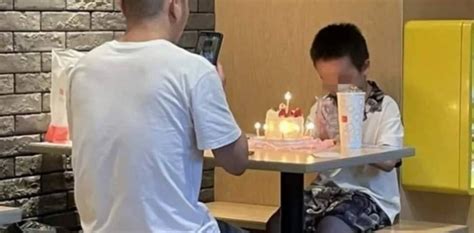 Cuestionan a un padre por festejarle un humilde cumpleaños a su hijo