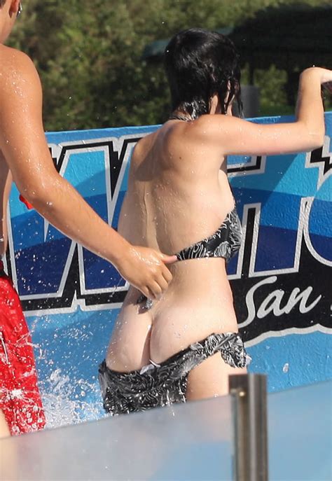 Katy Perry S Wardrobe Malfunction Uncensored