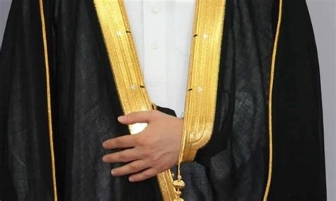 عكاظ تنشر الفئات الملزمة بلبس البشت في المقرات الرسمية تعرَّف