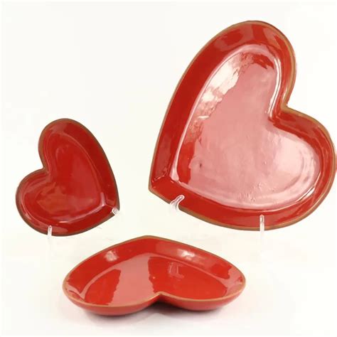 Red Heart Shape Round Terracotta Ceramic Plates For Wedding Application