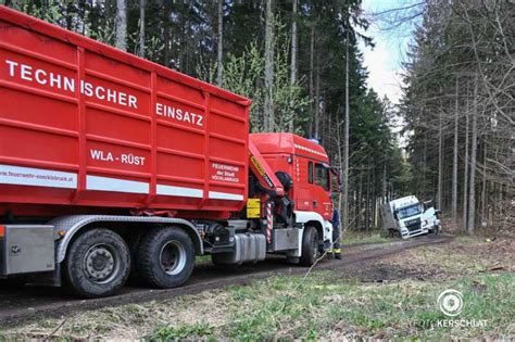 Navi lotste Lkw auf Forststraße Feuerwehr musste ihn bergen