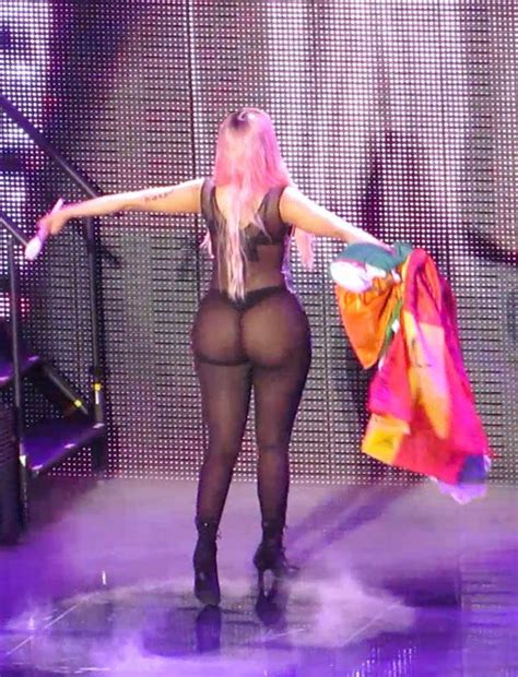 Baby Got Back Nicki Minaj Looks Bootylicious While Performing In