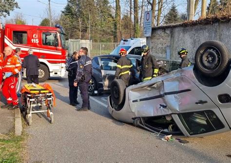 Scontro Tra Due Auto A Fagnano Una Si Ribalta Due Donne Ferite