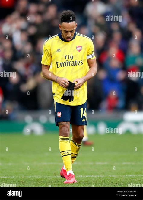 Aubameyang Reacts Hi Res Stock Photography And Images Alamy