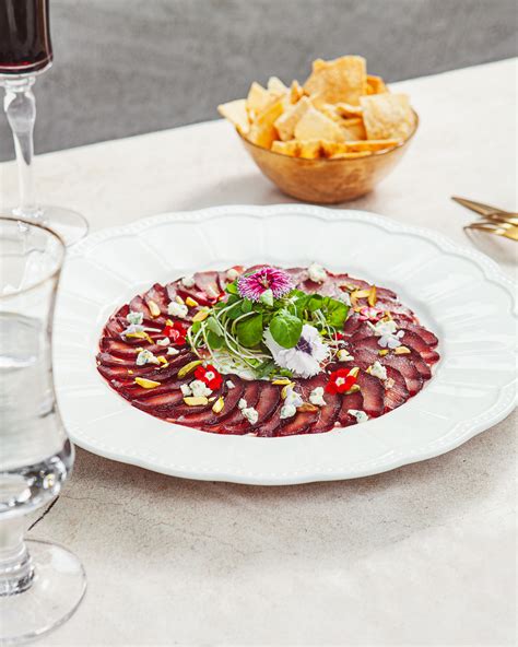 Carpaccio De Peras Al Oporto Con Salsa Cremosa De Queso De Cabra Y Un