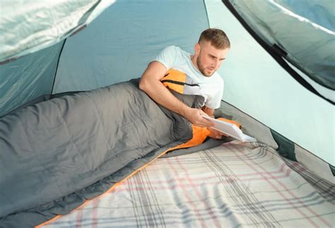 Joven Leyendo Un Libro En Un Saco De Dormir Dentro De Una Tienda De