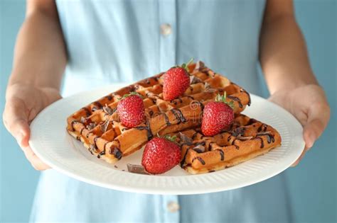 Placa Da Terra Arrendada Da Mulher Waffles Saborosos E Bagas No