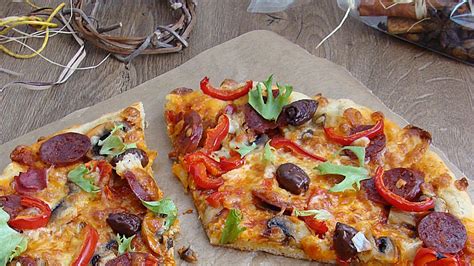 Przepis Pizza z chorizo oliwkami kalamata i mozzarellą przepis