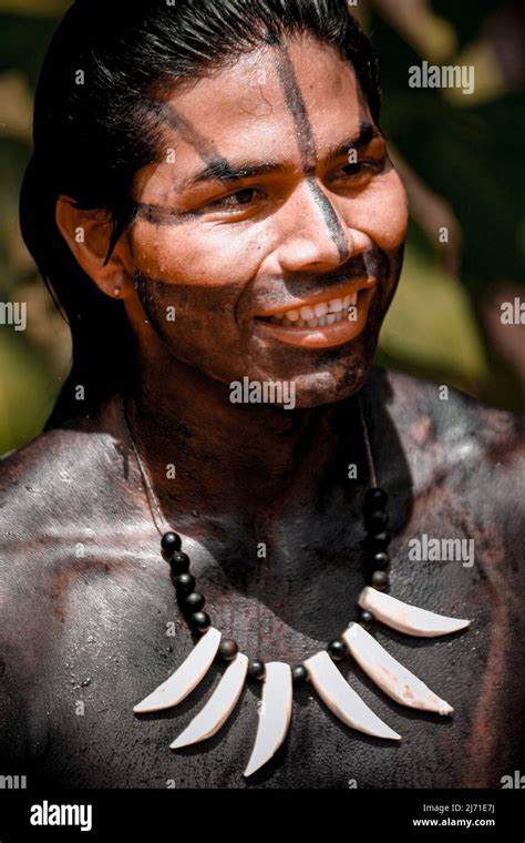 Joven indígena de una tribu amazónica en Brasil, participando en los ...