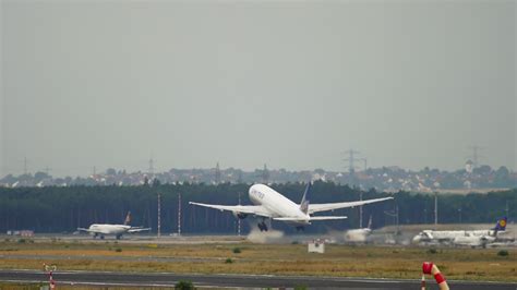 United Airlines Boeing 777 taking off 8202500 Stock Video at Vecteezy