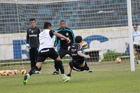 Grêmio se reapresenta em tarde de conversa e treino de finalizações