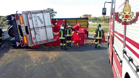 Camion Si Ribalta Sulla Pontina Traffico In Tilt LatinaPress