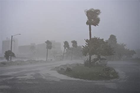 Ouragan Floride Milton la Tempête la Plus Puissante en un Siècle se