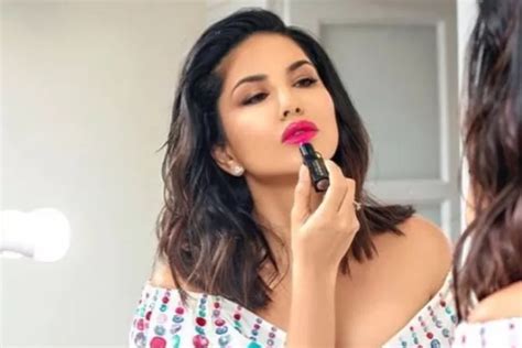 Cerita Sunny Leone Dari Mantan Bintang Film Dewasa Kini Jualan Lipstick